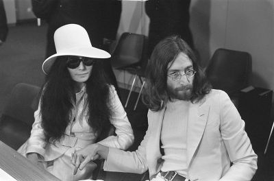 0266-yoko_ono_and_john_lennon_at_schiphol.jpg