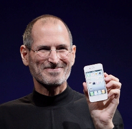 0079-steve_jobs_with_iphone_4.jpg