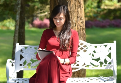 0080-woman_using_tablet.jpg