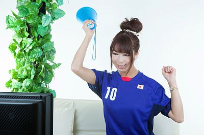0231-japanese_female_supporter_watching_tv.jpg