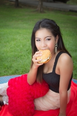 0244-girl_eating_a_cheeseburger_2.jpg