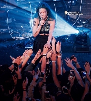 0245-halsey_03-11-2015_-15_(16801225695).jpg