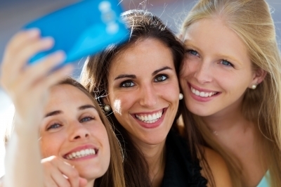 0322-group_of_friends_taking_selfie_in_the_street.jpg