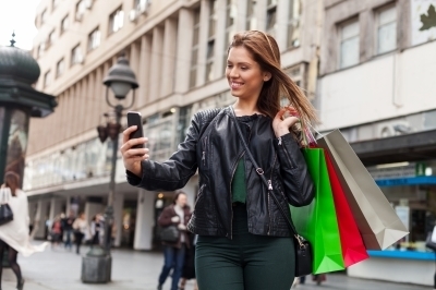 0323-beauty_teenager_taking_a_selfie.jpg