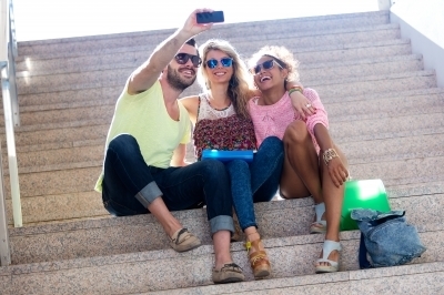 0323-three_university_students_taking_a_selfie_in_the_street.jpg