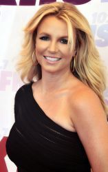 0384-britney_spears_2013_(straighten_crop).jpg