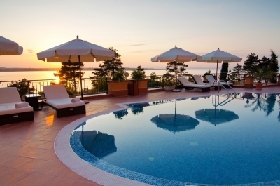 0388-swimming_pool_of_luxury_hotel.jpg