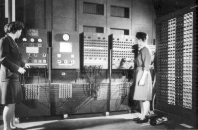 0470-two_women_operating_eniac.jpg