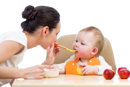 0512-young_mother_spoon_feeding_her_baby_girl.jpg